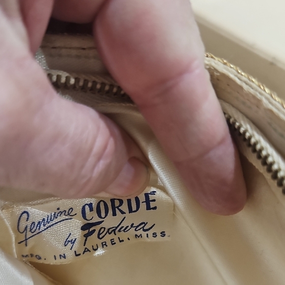 Luxurious Gold Beaded Wristlet - Picture 2 of 12